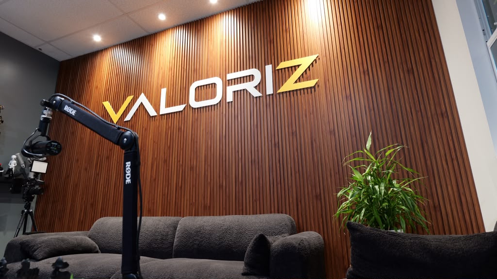 Logo Valoriz iluminado en el área de espera.
