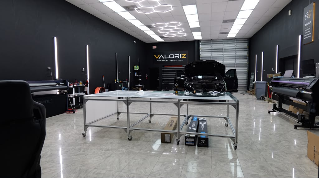 Área de instalación automotriz del estudio de Doral.