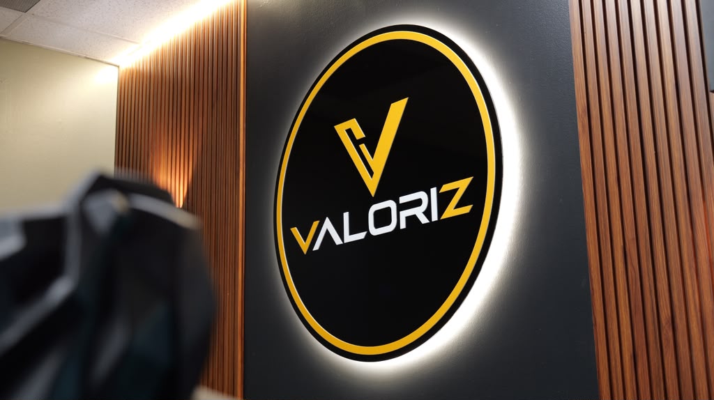 Emblema Valoriz circular iluminado en la recepción.